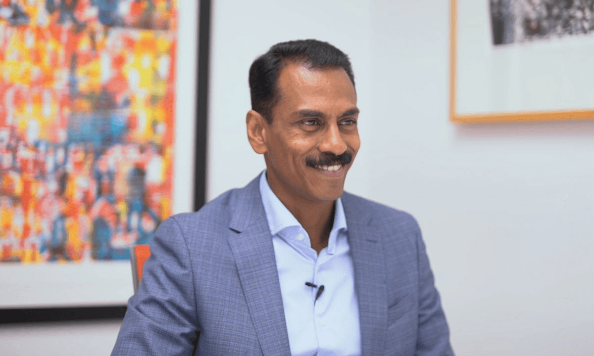 Dealership handoff moment that Tekion Spend embedded banking is built around