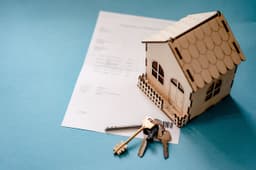 VantageScore mortgage house model with keys, representing FHA credit score approval