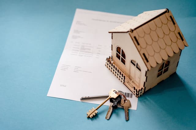 VantageScore mortgage house model with keys, representing FHA credit score approval