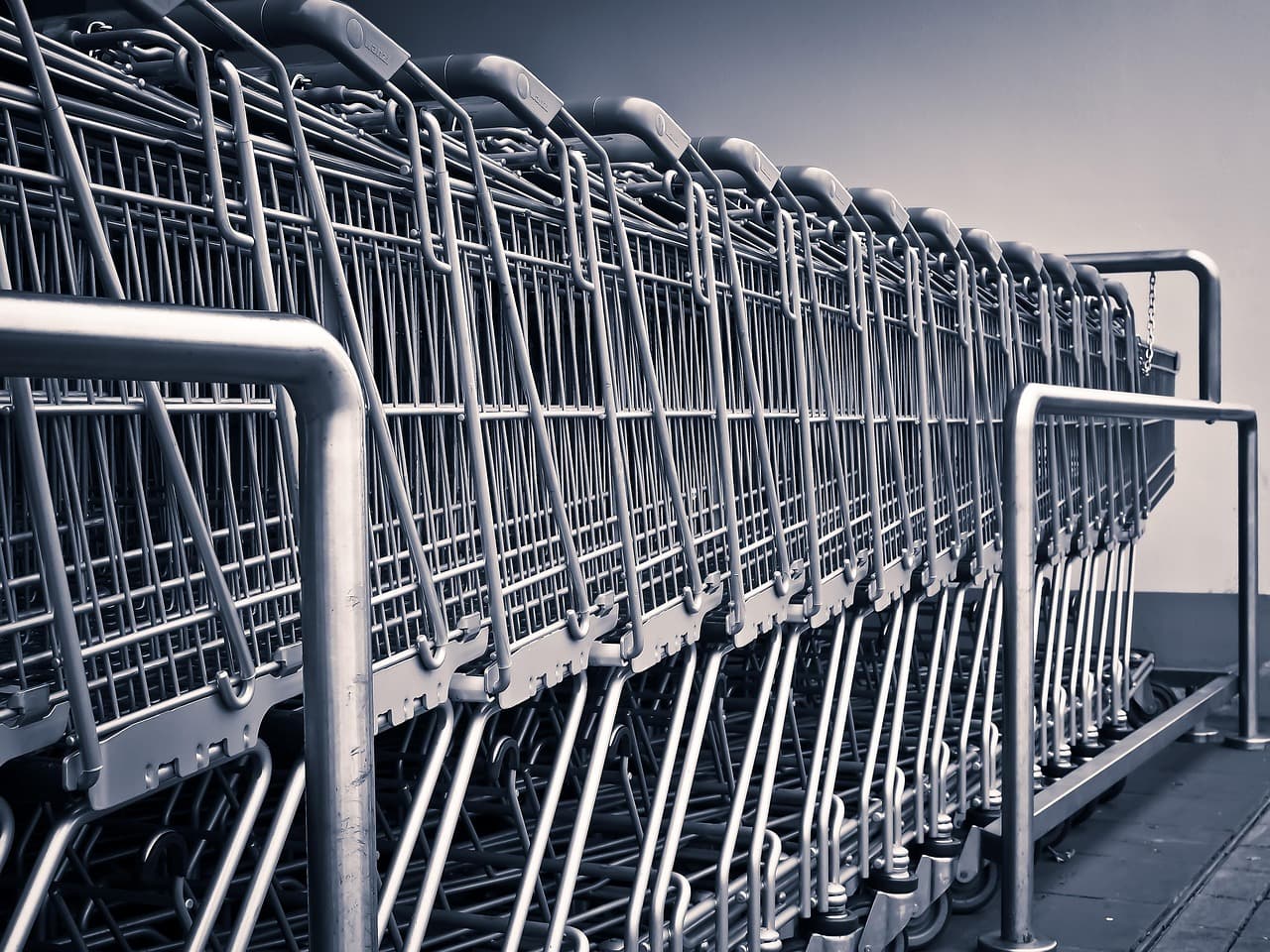 Rows of shopping carts, illustrating the Affirm Sur la table partnership