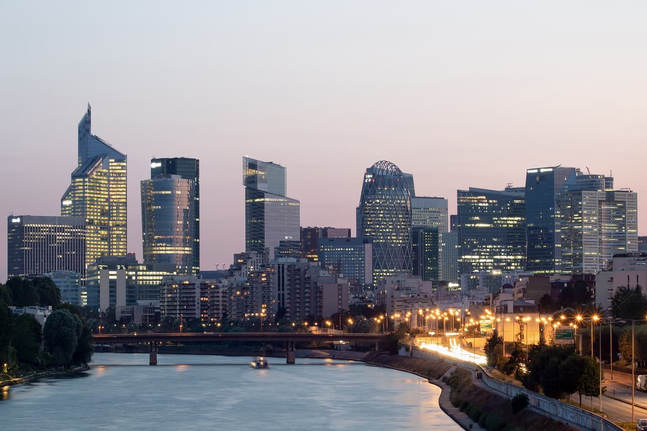 The La Defense business district in Paris, home market of Flowdesk Europe's PSD2 payment institution licence